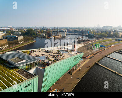 Amsterdam, Pays-Bas - 24 septembre 2017 : quelques touristes sont posés sur le toit de Nemo Science Museum, vue d'en haut Banque D'Images