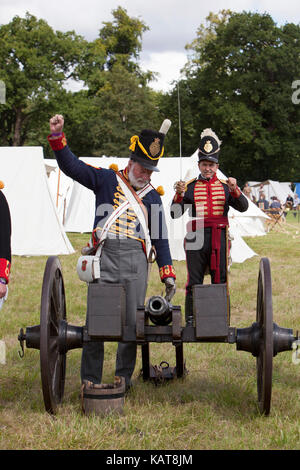 Démonstration de tir de canon napoléonien par groupe de reconstitution de la légion à l'artillerie allemande Kings East Anglia living history fayre. Banque D'Images