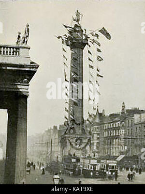 Old Dublin avec ses trams -l'ancien Nelson à Sackville Street (maintenant la Rue O'Connell) décorée pour Trafalgar Day Banque D'Images