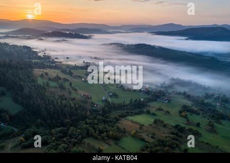 Coucher de soleil brumeux en polonais de Silésie beskid. ochodzita montagnes mountain, koniakow, Pologne Banque D'Images