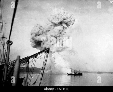 BATAILLE DE CHEMULPO BAY 9 FÉVRIER 1904. Le bateau à canon russe Korietz explose après que son équipage ait sabordé le navire en gonflant deux magazines de munitions. Photo: SIB Banque D'Images