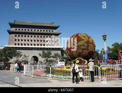 De Pékin, Pékin, Chine. 27 sep, 2017. Beijing, Chine 27 septembre 2017 : (usage éditorial seulement. la Chine).parterres sont installés sur la rue Qianmen pour la prochaine journée nationale de Beijing, Chine. crédit : l'Asie sipa/zuma/Alamy fil live news Banque D'Images