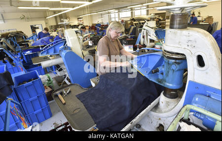 Dolni nemci, République tchèque. 26 sep, 2017. l'usine de production de l'entreprise Bata de dolni nemci, République tchèque produira environ 14 000 paires de chaussures diabétiques cette année. Le nombre de ces chaussures spéciales faite à la seule usine géante de cordonnier en Europe centrale augmente d'année en année par 500 à 700 couples. Chaussures diabétiques a commencé la production de dolni nemci il y a 11 ans. classiques bottes se distinguent principalement par leur construction. sur la photo est vue d'un atelier de découpe dans l'entreprise de dolni nemci, la République tchèque, le 26 septembre 2017. crédit : dalibor gluck/ctk photo/Alamy live news Banque D'Images