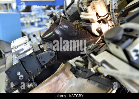 Dolni nemci, République tchèque. 26 sep, 2017. l'usine de production de l'entreprise Bata de dolni nemci, République tchèque produira environ 14 000 paires de chaussures diabétiques cette année. Le nombre de ces chaussures spéciales faite à la seule usine géante de cordonnier en Europe centrale augmente d'année en année par 500 à 700 couples. Chaussures diabétiques a commencé la production de dolni nemci il y a 11 ans. classiques bottes se distinguent principalement par leur construction. sur la photo est vu une assemblée générale dans l'Entreprise Atelier de dolni nemci, la République tchèque, le 26 septembre 2017. crédit : dalibor gluck/ctk photo/Alamy live news Banque D'Images