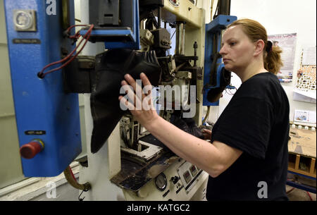 Dolni nemci, République tchèque. 26 sep, 2017. l'usine de production de l'entreprise Bata de dolni nemci, République tchèque produira environ 14 000 paires de chaussures diabétiques cette année. Le nombre de ces chaussures spéciales faite à la seule usine géante de cordonnier en Europe centrale augmente d'année en année par 500 à 700 couples. Chaussures diabétiques a commencé la production de dolni nemci il y a 11 ans. classiques bottes se distinguent principalement par leur construction. sur la photo est vu une assemblée générale dans l'Entreprise Atelier de dolni nemci, la République tchèque, le 26 septembre 2017. crédit : dalibor gluck/ctk photo/Alamy live news Banque D'Images