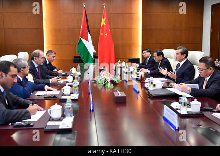 Beijing, Chine. 27 sep, 2017. Le ministre chinois des affaires étrangères Wang Yi s'entretient avec le ministre des affaires étrangères jordanien visiter ayman safadi à Beijing, capitale de la Chine, sept. 27, 2017. crédit : Yan Yan/Xinhua/Alamy live news Banque D'Images