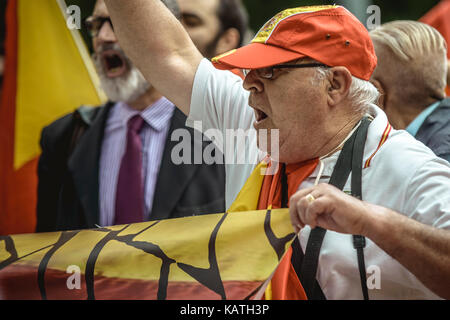 Barcelone, Espagne. 27 sep, 2017. anti-indépendance manifestants crier des slogans comme ils protestent devant la catalogne contre le journaliste radio monica terribas et son programme "el mati' (le matin) où elle a demandé à l'audience pour signaler le mouvement de forces de police espagnoles en avant d'un référendum prévu en octobre1st. La Cour constitutionnelle d'Espagne a suspendu la loi du référendum catalan après le gouvernement central a contesté devant les tribunaux crédit : Matthias rickenbach/Alamy live news Banque D'Images