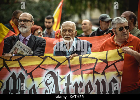 Barcelone, Espagne. 27 sep, 2017. anti-indépendance manifestants crier des slogans comme ils protestent devant la catalogne contre le journaliste radio monica terribas et son programme "el mati' (le matin) où elle a demandé à l'audience pour signaler le mouvement de forces de police espagnoles en avant d'un référendum prévu en octobre1st. La Cour constitutionnelle d'Espagne a suspendu la loi du référendum catalan après le gouvernement central a contesté devant les tribunaux crédit : Matthias rickenbach/Alamy live news Banque D'Images