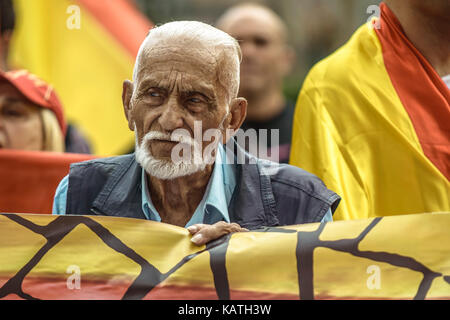 Barcelone, Espagne. 27 sep, 2017. anti-indépendance manifestants crier des slogans comme ils protestent devant la catalogne contre le journaliste radio monica terribas et son programme "el mati' (le matin) où elle a demandé à l'audience pour signaler le mouvement de forces de police espagnoles en avant d'un référendum prévu en octobre1st. La Cour constitutionnelle d'Espagne a suspendu la loi du référendum catalan après le gouvernement central a contesté devant les tribunaux crédit : Matthias rickenbach/Alamy live news Banque D'Images