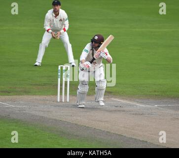 Manchester uk 27 septembre 2017 rory burns (Surrey) sur son chemin à 45 avant d'être l'IPN à Stephen parry sur la troisième journée du dernier match de championnat de la comté 2017 saison à unis Old Trafford entre lancashire et Surrey. Les deux parties se battent pour la deuxième position dans le championnat du comté d'Essex, à avoir déjà remporté le titre. Banque D'Images