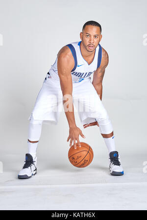 Sept 25, 2017 : Dallas Mavericks guard Devin Harris # 34 pose au cours de la Journée des médias des Dallas Mavericks a tenu à l'American Airlines Center à Dallas, TX Banque D'Images
