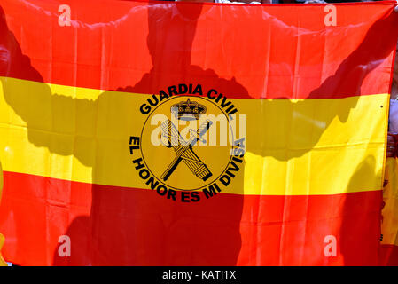 Barcelone, Espagne. 27 Sep, 2017. Un homme affiche un drapeau de l'Espagne avec les armoiries de la Garde civile espagnole, la police. Environ 50 manifestants de l'ultra droite et contre l'indépendance de la Catalogne ont protesté ce mercredi à l'extérieur du mouvement la siège de Catalunya Ràdio contre Mònica Terribas, radiodiffuseur public Catalan de l'animateur, il est considéré comme un 'separatists' porte-parole. Quelques jours avant le référendum. Le 27 septembre 2017 à Barcelone, Espagne. Credit : SOPA/Alamy Images Limited Live News Banque D'Images