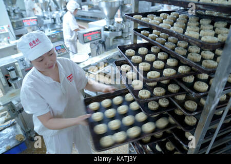 (170927) -- Beijing, sept. 27, 2017 (Xinhua) -- Les ouvriers effectuent une pâtisserie à gâteaux en compagnie de Tongzhou district Pékin capitale de la Chine, sept. 27, 2017. pour répondre aux besoins du marché pour le prochain festival de mi-automne, qui tombe le oct. 4 cette année, beaucoup d'entreprises de pâtisserie se précipitent leur production de gâteaux, un gâteau spécial pour ce festival. (Xinhua)(wjq) Banque D'Images