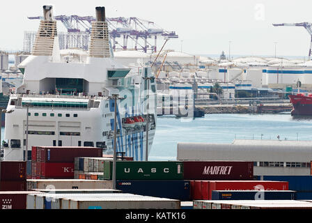 Barcelone, Espagne. 27 sep, 2017. bateau affrété par le ministère de l'intérieur pour accueillir les agents de lutte antiémeute, amarré au port de Barcelone, à Barcelone, le 27 septembre 2017. crédit : gtres información más comuniación sur ligne, s.l./Alamy live news Banque D'Images