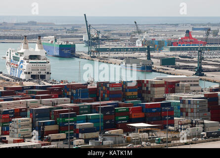 Barcelone, Espagne. 27 sep, 2017. navires affrétés par le ministère de l'intérieur pour accueillir les agents de lutte antiémeute, amarré au port de Barcelone, à Barcelone, le 27 septembre 2017. crédit : gtres información más comuniación sur ligne, s.l./Alamy live news Banque D'Images