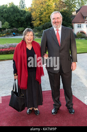 Le lac de Constance, Allemagne. 27 sep, 2017. businessman joachim Steiff et son épouse margareta arrivent pour un événement de bienfaisance avec la reine Silvia de Suède sur l'île de Mainau, sur le lac de Constance, Allemagne, 27 septembre 2017. La reine de Suède a ouvert un programme d'aide pour les jeunes réfugiés. crédit : Patrick seeger/dpa/Alamy live news Banque D'Images