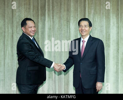 (170927) -- Beijing, sept. 27, 2017 (Xinhua) -- Le conseiller d'Etat chinois et ministre de la sécurité publique de guo shengkun (r) rencontre avec le chef de la police nationale indonésienne général Tito karnavian à Beijing, capitale de la Chine, sept. 27, 2017. (Xinhua/ding haitao) (wjq) Banque D'Images