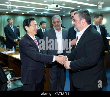 (170927) -- Beijing, sept. 27, 2017 (Xinhua) -- Le conseiller d'Etat chinois et ministre de la sécurité publique de guo shengkun, (l'avant) se réunit avec le chef de la police de l'Iran hossein ashtari à Beijing, capitale de la Chine, sept. 27, 2017. (Xinhua/ding haitao) (wjq) Banque D'Images