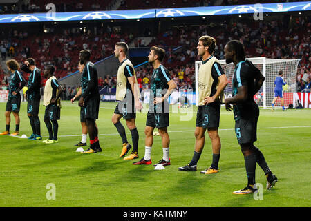 Madrid, Espagne. 27 Sep, 2017. (4) Cesc Fabregas FC Chelsea player pré-match warm-up Marcos Alonso (3) joueur du FC Chelsea.Victor Moses (15) joueur du FC Chelsea.Gary Cahill (24) joueur du FC Chelsea. La Ligue des Champions de l'UCL entre Atletico de Madrid vs FC Chelsea au stade Wanda Metropolitano de Madrid, Espagne, le 27 septembre 2017 . Más Información Gtres Crédit : Comuniación sur ligne, S.L./Alamy Live News Banque D'Images