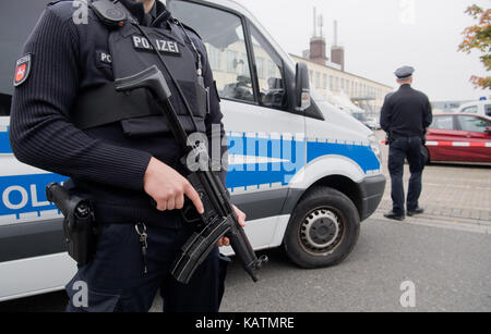 Hildesheim, Allemagne. Sep 27, 2017 agents de police lourdement armées. garde la Basse-Saxe cdu campagne électorale de l'état de cause à halle 39 à Hildesheim, Allemagne, 27 septembre 2017. crédit : Julian stratenschulte/dpa/Alamy live news Banque D'Images