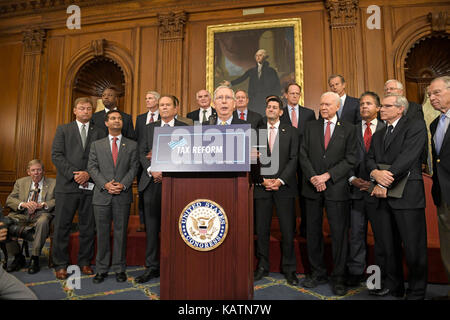 Washington DC, États-Unis. 27 septembre 2017. Le leader De La Majorité au Sénat des États-Unis, Mitch McConnell (républicain du Kentucky), fait des remarques à mesure que le Sénat et les Républicains de la Chambre des représentants des États-Unis annoncent le nouveau plan fiscal approuvé par le président américain Donald J. Trump au Capitole des États-Unis à Washington, DC le mercredi 27 septembre 2017. Crédit: Ron Sachs/CNP /MediaPunch crédit: MediaPunch Inc/Alay Live News Banque D'Images