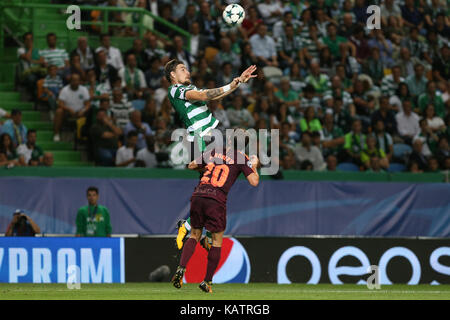 Lisbonne, Portugal. 27 sep, 2017. sporting"s defender sebastian coates en provenance de l'uruguay et Barcelone"s de terrain sergi roberto de l'Espagne pendant le match entre sporting cp v fc barcelone ligue des champions match éliminatoire à l'Estadio Jose alvalade le 27 septembre 2017 à Lisbonne, Portugal. crédit : Bruno barros/Alamy live news Banque D'Images