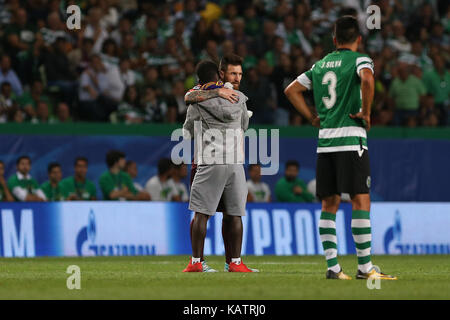 Lisbonne, Portugal. Sep 27, 2017 Barcelone."s'avant lionel messi de l'Argentine avec un partisans qui envahissent le terrain pendant le match entre sporting cp v fc barcelone ligue des champions match éliminatoire à l'Estadio Jose alvalade le 27 septembre 2017 à Lisbonne, Portugal. crédit : Bruno barros/Alamy live news Banque D'Images