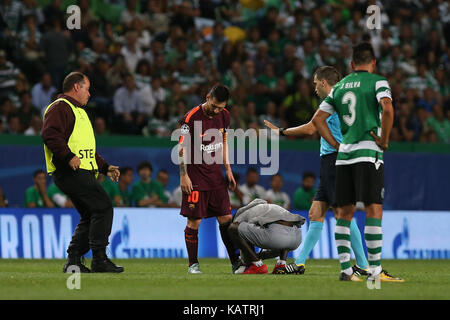 Lisbonne, Portugal. Sep 27, 2017 Barcelone."s'avant lionel messi de l'Argentine avec un partisans qui envahissent le terrain pendant le match entre sporting cp v fc barcelone ligue des champions match éliminatoire à l'Estadio Jose alvalade le 27 septembre 2017 à Lisbonne, Portugal. crédit : Bruno barros/Alamy live news Banque D'Images