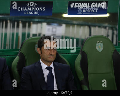 Lisbonne, Portugal. Sep 27, 2017 Barcelone."s'entraîneur chef ernesto valverde de l'Espagne pendant le match entre sporting cp v fc barcelone ligue des champions match éliminatoire à l'Estadio Jose alvalade le 27 septembre 2017 à Lisbonne, Portugal. crédit : Bruno barros/Alamy live news Banque D'Images