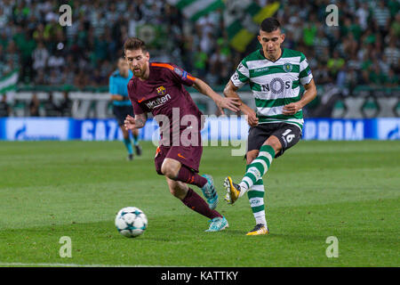 Lisbonne, Portugal. Sep 27, 2017 Le milieu de terrain de l'Argentine. sportingõs rodrigo battaglia (16) et Barcelone, dans l'avant de l'Argentine lionel messi (10) au cours du jeu de la 2ème manche de la Ligue des champions du groupe d, sporting cp v fc barcelone crédit : Alexandre de Sousa/Alamy live news Banque D'Images