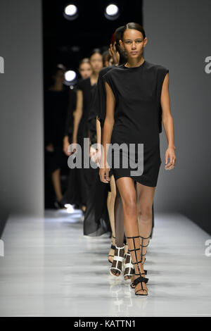 Paris, France. 27 sep, 2017. modèles présente des créations de lanvin au cours de la fashion week printemps/été 2018 pour la collection de femmes à Paris, France, sur sept. 27, 2017. crédit : Piero biasion/Xinhua/Alamy live news Banque D'Images