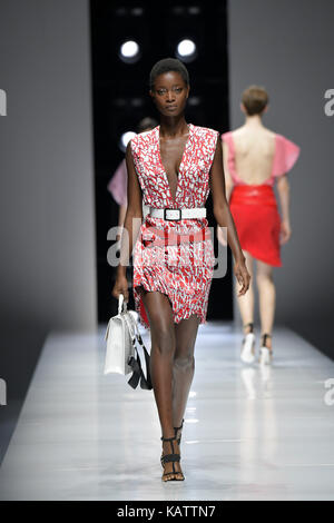 Paris, France. 27 sep, 2017. un modèle présente une création de lanvin au cours de la fashion week printemps/été 2018 pour la collection de femmes à Paris, France, sur sept. 27, 2017. crédit : Piero biasion/Xinhua/Alamy live news Banque D'Images