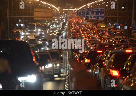 De Pékin, Pékin, Chine. 27 sep, 2017. Beijing, Chine 27 septembre 2017 : (usage éditorial seulement. la Chine).Comme le milieu de l'automne festival et fête nationale approche, embouteillage peut être vu à Beijing, Septembre 27th, 2017. crédit : l'Asie sipa/zuma/Alamy fil live news Banque D'Images