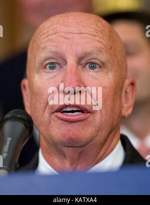 Le représentant des États-Unis Kevin Brady (républicain du Texas), président du Comité Des Voies Et Moyens de la Chambre des États-Unis, fait des remarques à mesure que le Sénat et les Républicains de la Chambre des représentants des États-Unis annoncent leur nouveau plan fiscal approuvé par le président américain Donald J. Trump au Capitole des États-Unis à Washington, DC, le mercredi 27 septembre 2017. Crédit : Ron Sachs/CNP /MediaPunch Banque D'Images