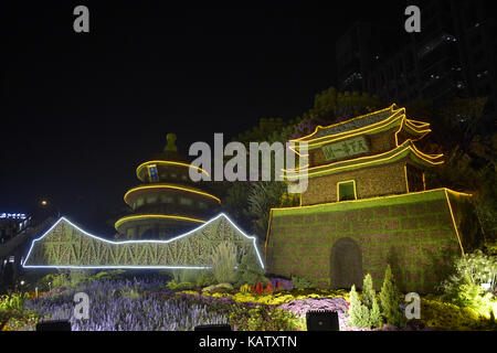 De Pékin, Pékin, Chine. 27 sep, 2017. Beijing, Chine 27 septembre 2017 : (usage éditorial seulement. la Chine).vue de la nuit de parterres à l'avenue Chang'an à Beijing, Septembre 27th, 2017. les parterres sont installés sur la rue pour la prochaine fête nationale. crédit : sipa Asie/zuma/Alamy fil live news Banque D'Images