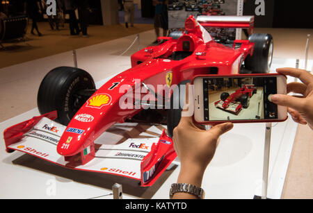 Hong Kong, Hong Kong, Chine. 28 sep, 2017. hong kong, Hong Kong SAR, Chine. 28 septembre 2017.Sotheby's d'offrir la formule 1 Michael Schumacher Ferrari à vendre.Sotheby's affiche le 2001 Ferrari F2001 voiture à hong kong avant sa vente aux enchères dans la soirée d'art contemporain vente aux enchères le 16 novembre à new york. La Ferrari F2001, n° de châssis 211 est une voiture de course de Formule 1 moderne et est parmi les plus précieux et la plupart des voitures de compétition dans une collection dans le monde entier. La f2001 est attendu pour aller chercher de plus en plus de 4m. © jayne russell/Alamy stock photo (crédit image : © Banque D'Images