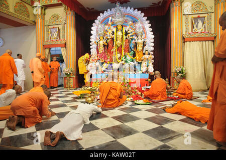 Un prêtre indien adore cinq ans fille hindoue , habillé comme la déesse hindoue Durga, à belur math pour l'un 'kumari' rituala puja durga puja pendant le festival . Banque D'Images