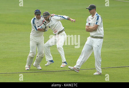 Yorkshire's andy hodd, gary ballance et alex lees sauter par-dessus une corde au cours de la troisième journée du championnat division specsavers county, un match à l'cloudfm county ground, à Chelmsford. Banque D'Images