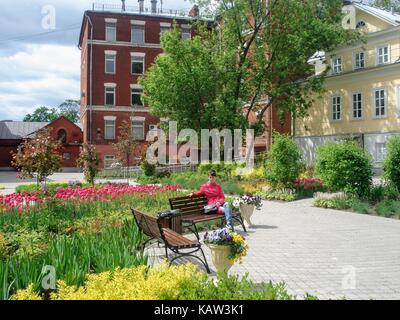 La cour dans la partie administrative du zoo de Moscou. En été, c'est très beau et beaucoup de couleurs. Banque D'Images