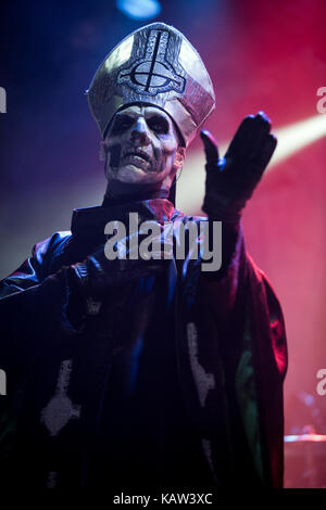 Le groupe de heavy metal suédois Ghost vient de Linköping. Le chanteur du groupe Papa Emeritus II porte crâne make-up et est habillé comme un pape catholique romaine et est ici photographié à un concert live à l'USF Verftet à Bergen. La Norvège, 30/11 2013. Banque D'Images