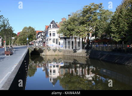 Nieuwestad historique bordée de canal dans le centre de Leeuwarden, Frise, Pays-Bas. Banque D'Images