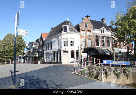 Nieuwestad historique canal dans le centre de Leeuwarden, Frise, Pays-Bas. Banque D'Images