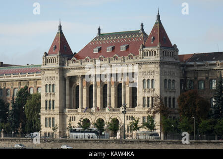 Hongrie, Budapest, Université de technologie et d'économie + Banque D'Images