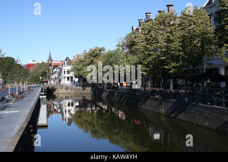 Nieuwestad historique bordée de canal dans le centre de Leeuwarden, Frise, Pays-Bas. Banque D'Images