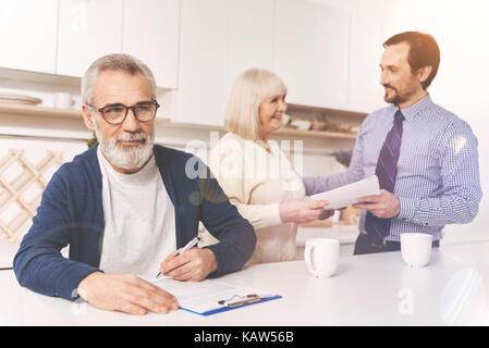 Homme d'âge positif documents Signature Banque D'Images