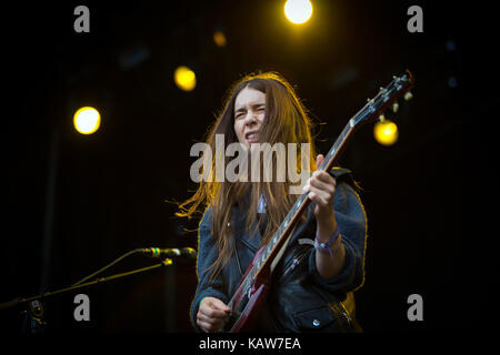 L'American pop rock band HAIM est constitué des trois sœurs Haim-Este, Danielle (photo) et Alana qui ici effectuer un concert live au festival de musique norvégienne Øyafestivalen 2013. La Norvège, 10/08 2013. Banque D'Images