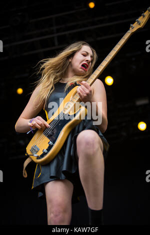 L'American pop rock band HAIM est constitué des trois sœurs Haim-Este (photo), Danielle et Alana qui ici effectuer un concert live au festival de musique norvégienne Øyafestivalen 2013. La Norvège, 10/08 2013. Banque D'Images