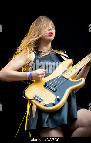 L'American pop rock band HAIM est constitué des trois sœurs Haim-Este (photo), Danielle et Alana qui ici effectuer un concert live au festival de musique norvégienne Øyafestivalen 2013. La Norvège, 10/08 2013. Banque D'Images