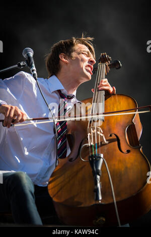Le groupe de punk rock norvégien Honningbarna donne un concert au festival de musique norvégien Øyafestivalen 2013. Ici, le chanteur Edvard Valberg sur violoncelle est photographié en direct sur scène. Norvège, 09/08 2013. Banque D'Images