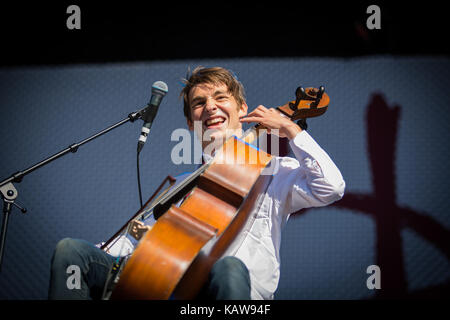 Le groupe de punk rock norvégien Honningbarna donne un concert au festival de musique norvégien Øyafestivalen 2013. Ici, le chanteur Edvard Valberg sur violoncelle est photographié en direct sur scène. Norvège, 09/08 2013. Banque D'Images